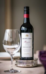 Bouteille de vin servi à la table de trois bordeaux