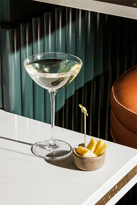 Coktail accompagné de pickels sur une table au restaurant la table de trois à Bordeaux