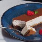 Dessert tiramisu avec un framboise en décoration servi au restaurant la table de trois à Bordeaux