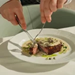 Plat de steak découpé accompagné de sa sauce au restaurant la table de trois à Bordeaux