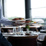 Deux plats, servis au restaurant la table de trois